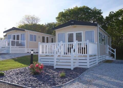 Our Goldfinch 1- Sleeps 2 Persons- Private Hot Tub-Pet Friendly-Tranquil Holiday Away From It All Yet Not Far From St Austell- The Holiday Home Has One Bedroom, Living And Dining Area, Equipped Kitchen-Decking-Outdoor Furniture-Fishing Lakes And More Grampound Екстер'єр фото