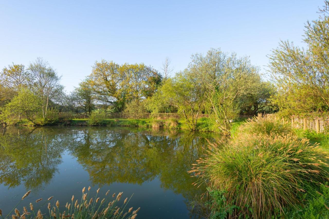 Our Goldfinch 1- Sleeps 2 Persons- Private Hot Tub-Pet Friendly-Tranquil Holiday Away From It All Yet Not Far From St Austell- The Holiday Home Has One Bedroom, Living And Dining Area, Equipped Kitchen-Decking-Outdoor Furniture-Fishing Lakes And More Grampound Екстер'єр фото
