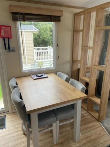 Our Goldfinch 1- Sleeps 2 Persons- Private Hot Tub-Pet Friendly-Tranquil Holiday Away From It All Yet Not Far From St Austell- The Holiday Home Has One Bedroom, Living And Dining Area, Equipped Kitchen-Decking-Outdoor Furniture-Fishing Lakes And More Grampound Екстер'єр фото