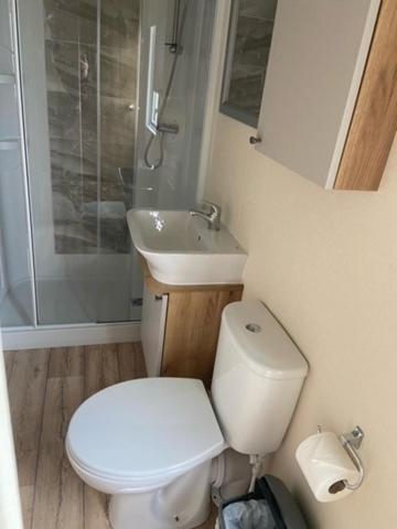 Our Goldfinch 1- Sleeps 2 Persons- Private Hot Tub-Pet Friendly-Tranquil Holiday Away From It All Yet Not Far From St Austell- The Holiday Home Has One Bedroom, Living And Dining Area, Equipped Kitchen-Decking-Outdoor Furniture-Fishing Lakes And More Grampound Екстер'єр фото